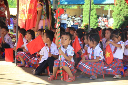 The pupils of Yen Quang primary school in the first day of school